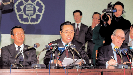 지난 1997년 12월 임창렬 당시 경제부총리가 IMF구제금융신청을 발표하고 있다. 